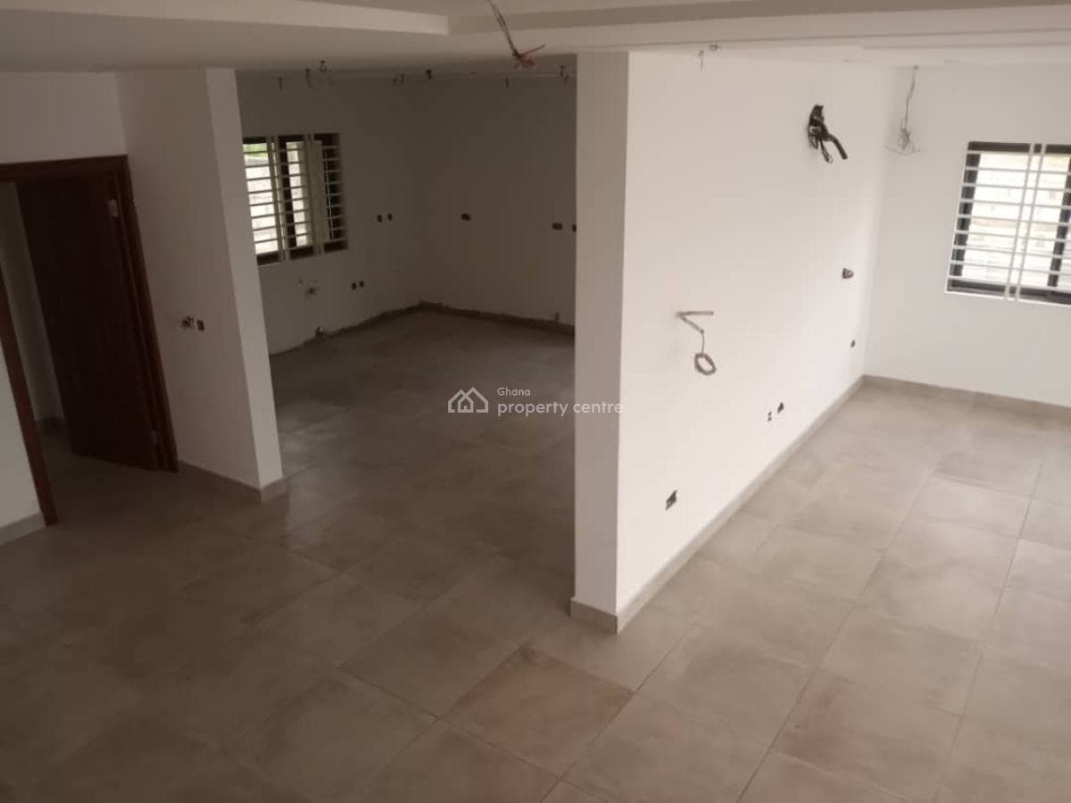 A Luxury 4 Bedroom House With An Office / Study Room, Spacious Parking