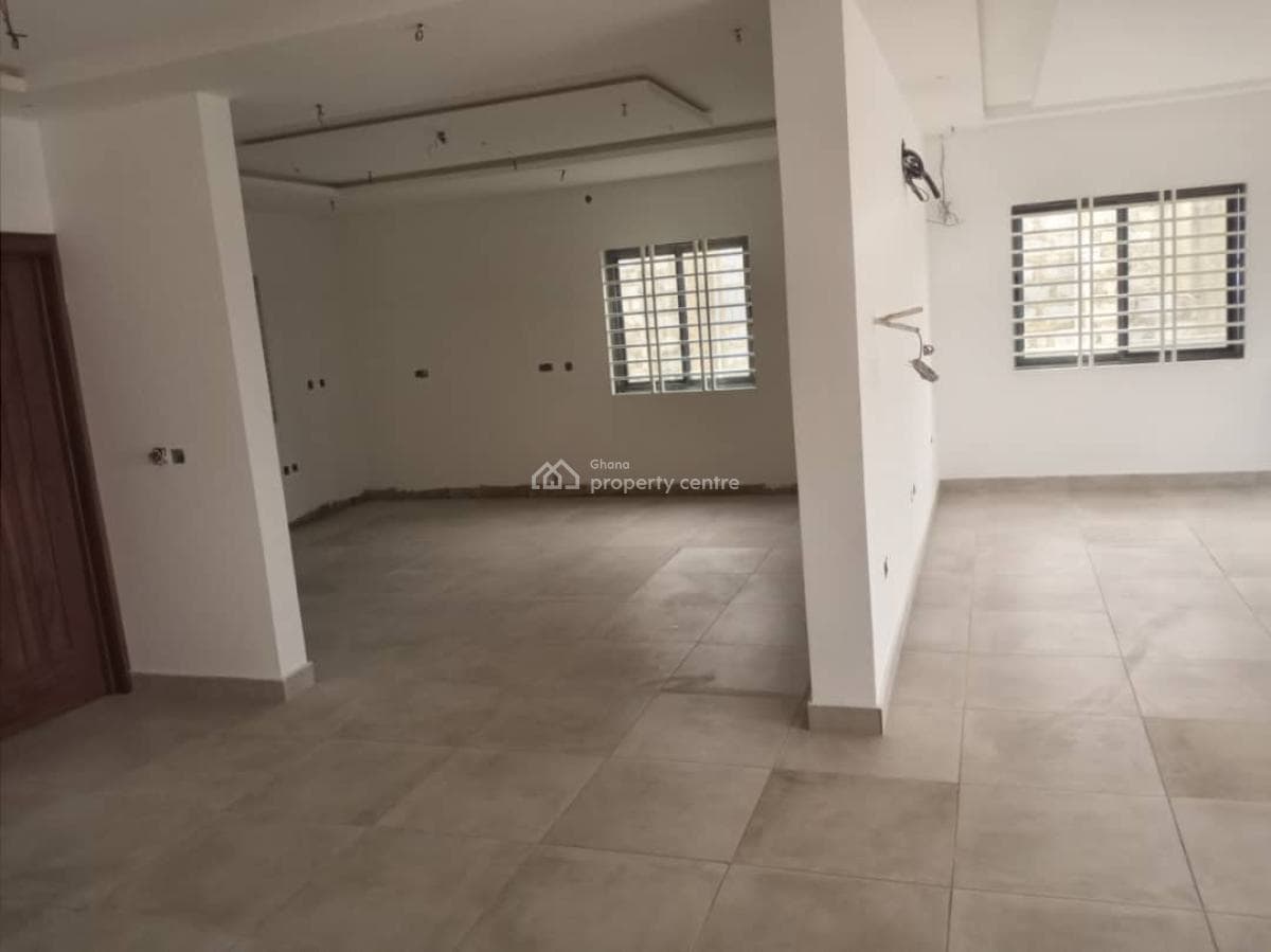 A Luxury 4 Bedroom House With An Office / Study Room, Spacious Parking