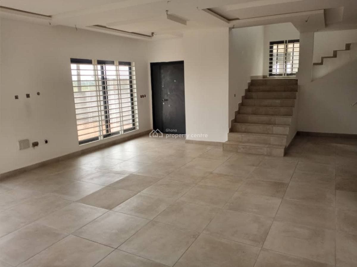 A Luxury 4 Bedroom House With An Office / Study Room, Spacious Parking