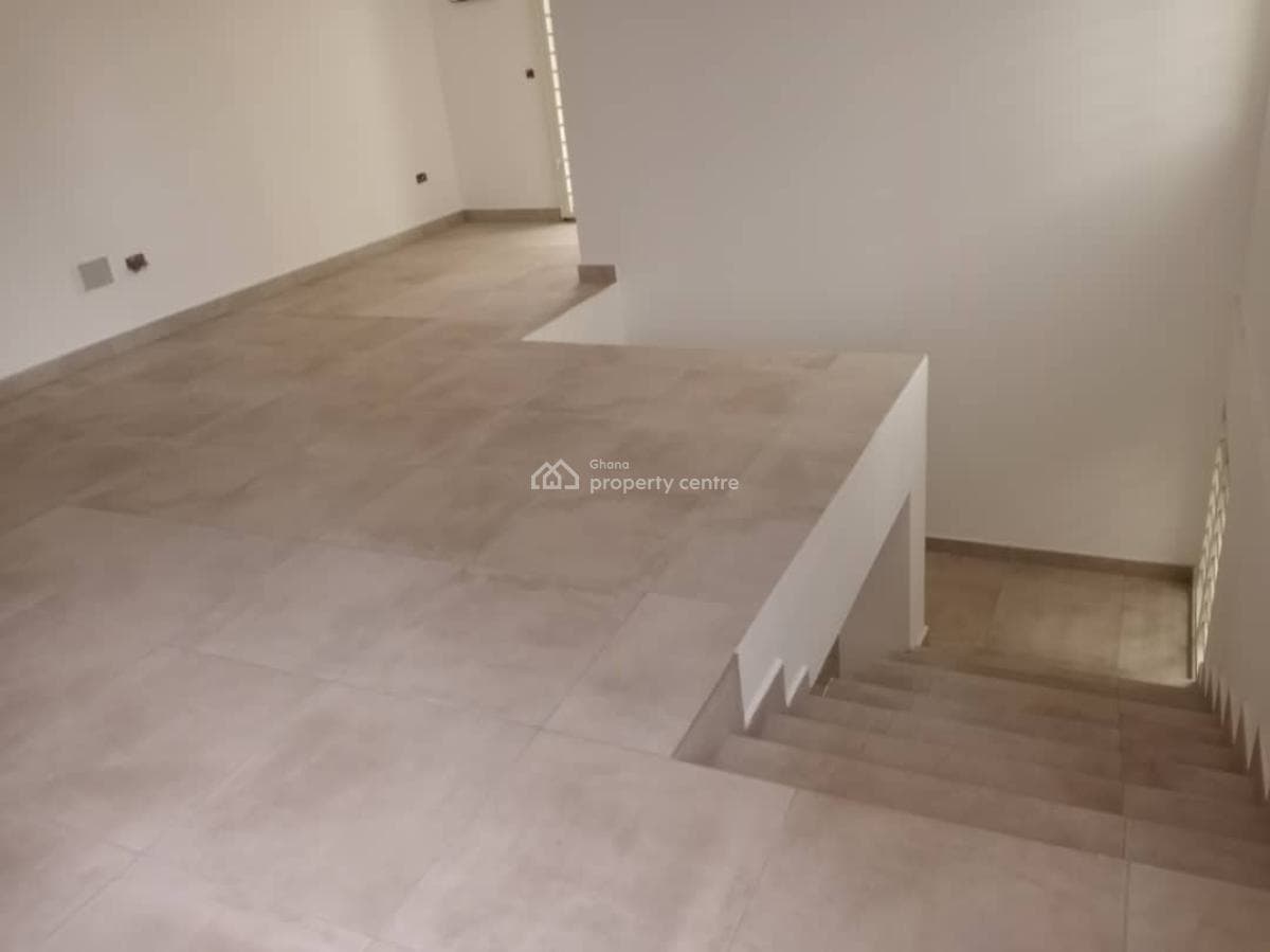 A Luxury 4 Bedroom House With An Office / Study Room, Spacious Parking