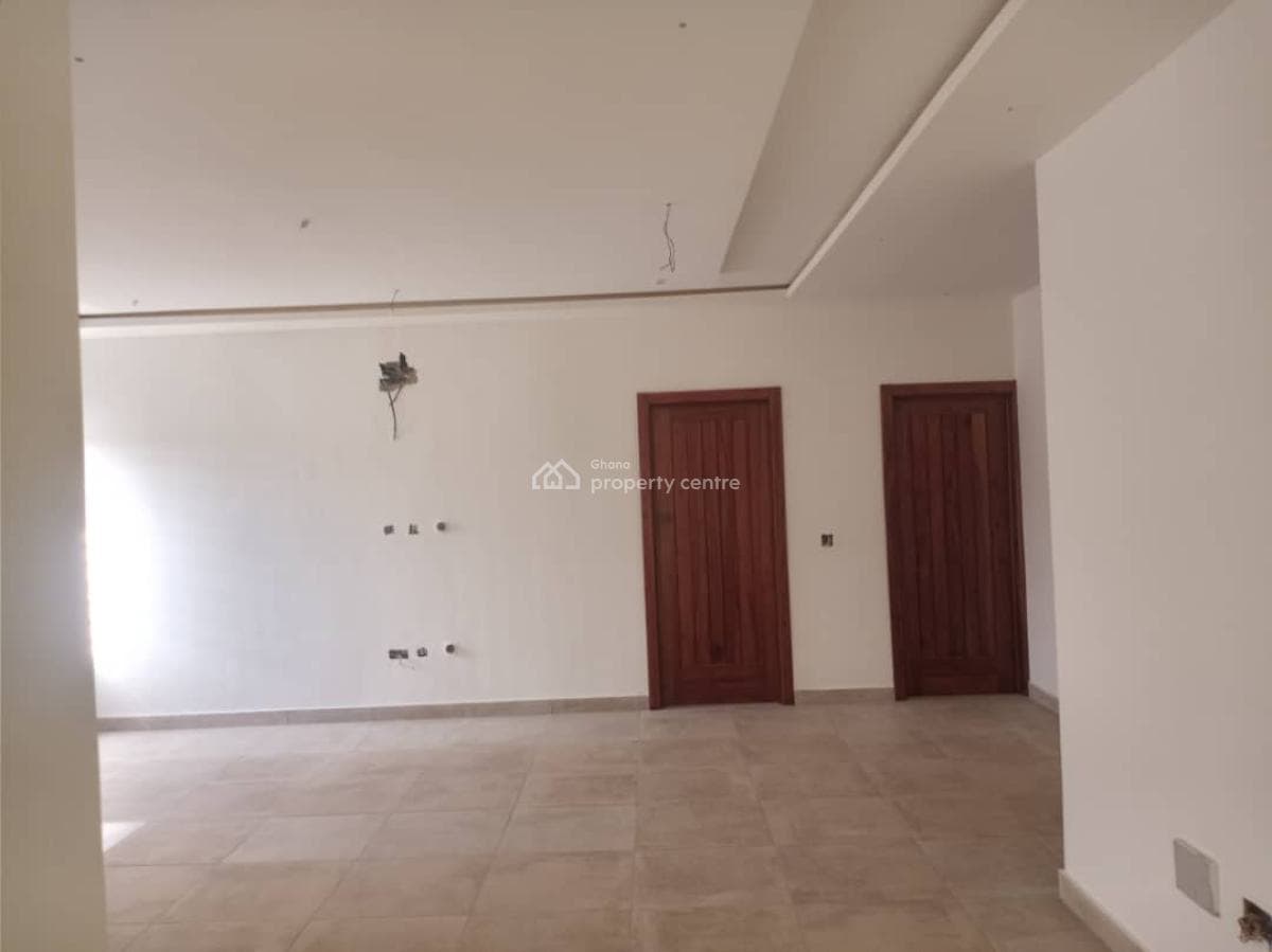 A Luxury 4 Bedroom House With An Office / Study Room, Spacious Parking