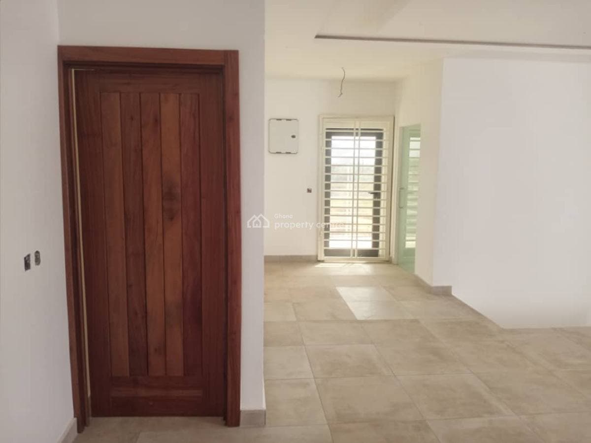 A Luxury 4 Bedroom House With An Office / Study Room, Spacious Parking