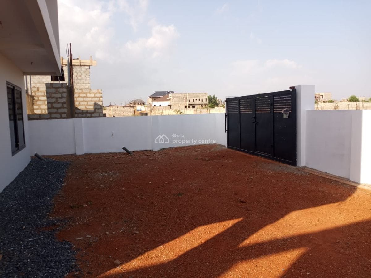 A Luxury 4 Bedroom House With An Office / Study Room, Spacious Parking