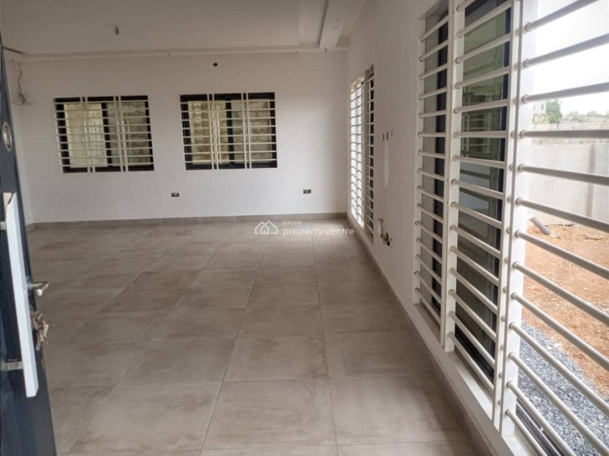 A Luxury 4 Bedroom House With An Office / Study Room, Spacious Parking